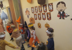 Na zdjęciu widać dzieci które są na balu dyniowym.Dzieci tańczą, śpiewają,biorą udział w konkurencjach.