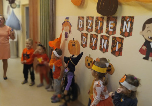 Na zdjęciu widać dzieci które są na balu dyniowym.Dzieci tańczą, śpiewają,biorą udział w konkurencjach.
