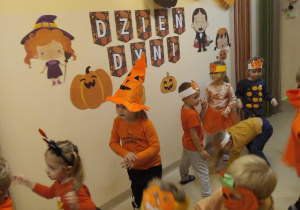 Na zdjęciu widać dzieci które są na balu dyniowym.Dzieci tańczą, śpiewają,biorą udział w konkurencjach.