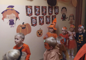 Na zdjęciu widać dzieci które są na balu dyniowym.Dzieci tańczą, śpiewają,biorą udział w konkurencjach.