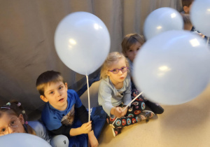Na zdjęciu widać dzieci które trzymają balony niebieskie z okazji Międzynarodowy Dzień Praw Dziecka.