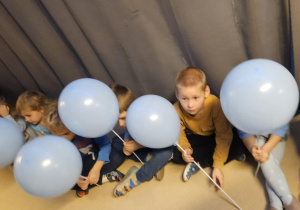 Na zdjęciu widać dzieci które trzymają balony niebieskie z okazji Międzynarodowy Dzień Praw Dziecka.