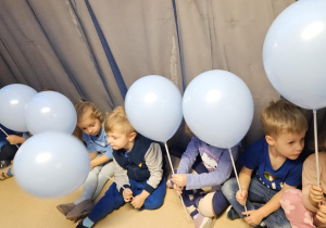 Na zdjęciu widać dzieci które trzymają balony niebieskie z okazji Międzynarodowy Dzień Praw Dziecka.