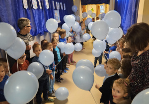 Na zdjęciu widać dzieci które trzymają balony niebieskie z okazji Międzynarodowy Dzień Praw Dziecka.