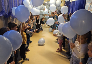 Na zdjęciu widać dzieci które trzymają balony niebieskie z okazji Międzynarodowy Dzień Praw Dziecka.
