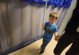 Na zdjęciu widać dzieci które trzymają balony niebieskie z okazji Międzynarodowy Dzień Praw Dziecka.