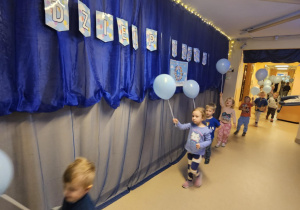 Na zdjęciu widać dzieci które trzymają balony niebieskie z okazji Międzynarodowy Dzień Praw Dziecka.