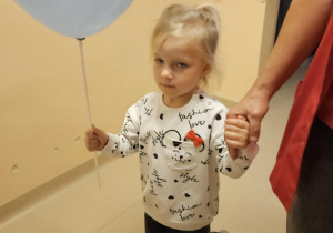 Na zdjęciu widać dzieci które trzymają balony niebieskie z okazji Międzynarodowy Dzień Praw Dziecka.