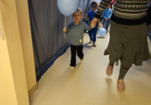 Na zdjęciu widać dzieci które trzymają balony niebieskie z okazji Międzynarodowy Dzień Praw Dziecka.