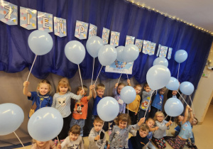 Na zdjęciu widać dzieci które trzymają balony niebieskie z okazji Międzynarodowy Dzień Praw Dziecka.
