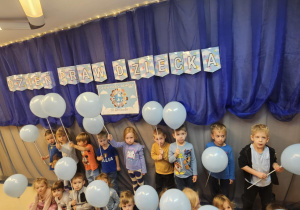 Na zdjęciu widać dzieci które trzymają balony niebieskie z okazji Międzynarodowy Dzień Praw Dziecka.