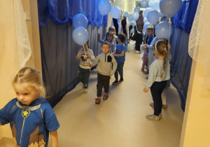 Na zdjęciu widać dzieci które trzymają balony niebieskie z okazji Międzynarodowy Dzień Praw Dziecka.