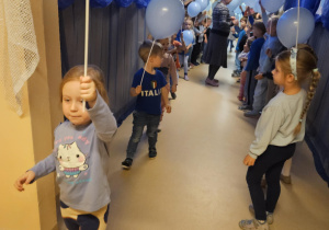 Na zdjęciu widać dzieci które trzymają balony niebieskie z okazji Międzynarodowy Dzień Praw Dziecka.