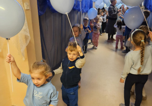 Na zdjęciu widać dzieci które trzymają balony niebieskie z okazji Międzynarodowy Dzień Praw Dziecka.