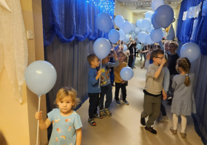 Na zdjęciu widać dzieci które trzymają balony niebieskie z okazji Międzynarodowy Dzień Praw Dziecka.