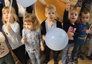 Na zdjęciu widać dzieci które trzymają balony niebieskie z okazji Międzynarodowy Dzień Praw Dziecka.
