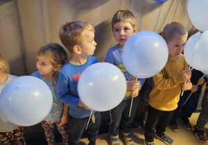 Na zdjęciu widać dzieci które trzymają balony niebieskie z okazji Międzynarodowy Dzień Praw Dziecka.