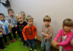 Na zdjęciu widać dzieci które naśladują nauczyciela podczas tańca.