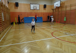 Na zdjęciu widać dziecko które biegnie podczas zawodów sportowych.