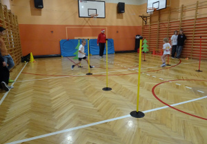 Na zdjęciu widać dziecko które biegnie podczas zawodów sportowych.