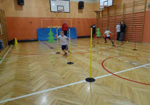 Na zdjęciu widać dziecko które biegnie podczas zawodów sportowych.