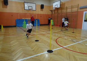 Na zdjęciu widać dziecko które biegnie podczas zawodów sportowych.