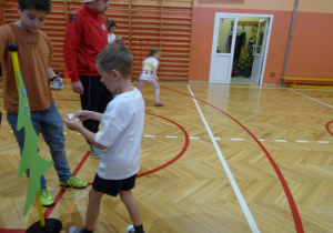 Na zdjęciu widać dziecko które biegnie podczas zawodów sportowych.