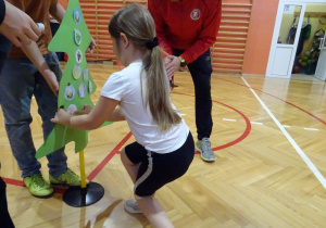 Na zdjęciu widać dziecko które biegnie podczas zawodów sportowych.