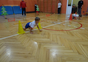 Na zdjęciu widać dziecko które biegnie podczas zawodów sportowych.