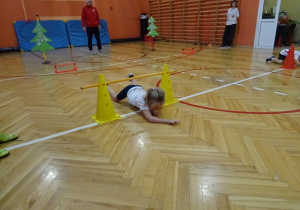 Na zdjęciu widać dziecko które biegnie podczas zawodów sportowych.