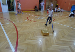 Na zdjęciu widać dziecko które biegnie podczas zawodów sportowych.