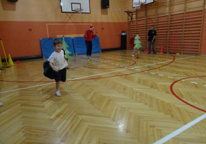 Na zdjęciu widać dziecko które biegnie podczas zawodów sportowych.