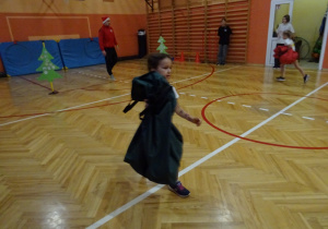 Na zdjęciu widać dziecko które biegnie podczas zawodów sportowych.
