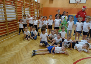 Na zdjęciu widać dzieci które pozują podczas zawodów sportowych.