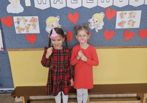 Na zdjęciu widać dzieci które pozują do zdjęcia z okazji walentynek.