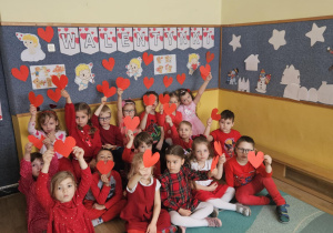Na zdjęciu widać dzieci które pozują do zdjęcia z okazji walentynek.
