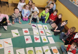 Na zdjęciu widać dzieci które dopasowują ilustrację do napisów.