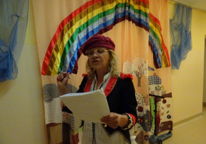 Na zdjęciu widać babcię która wystawia bajkę dla dzieci.