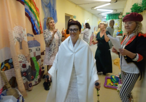 Na zdjęciu widać rodziców którzy wystawiają przedstawienie "kłótnia czterech pór roku"