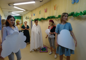 Na zdjęciu widać rodziców którzy wystawiają przedstawienie "kłótnia czterech pór roku"