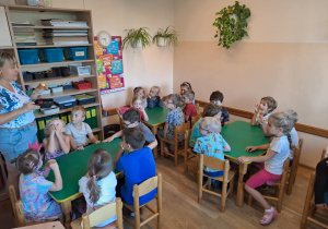 Na zdjęciu widać dzieci które wykonują zadania w kartach pracy.