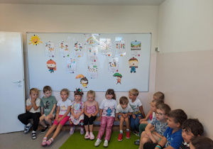 Na zdjęciu widać dzieci które ustalają kodeks przedszkolaka.