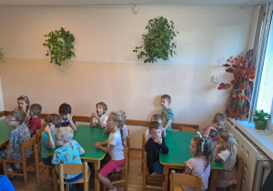 Na zdjęciu widać dzieci które wykonują zadania w kartach pracy.