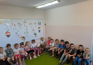 Na zdjęciu widać dzieci które ustalają kodeks przedszkolaka.
