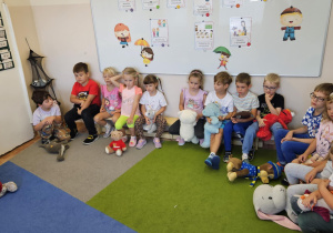 Na zdjęciu widać dzieci na zajęciach z Pierwszej Pomocy.