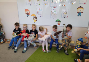 Na zdjęciu widać dzieci na zajęciach z Pierwszej Pomocy.