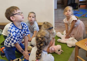 Na zdjęciu widać dzieci na zajęciach z Pierwszej Pomocy.