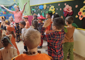 Na zdjęciu widać dzieci na balu jesieni .