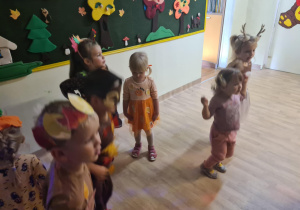 Na zdjęciu widać dzieci na balu jesieni .