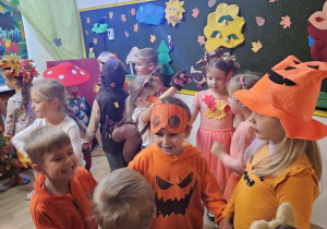 Na zdjęciu widać dzieci na balu jesieni .